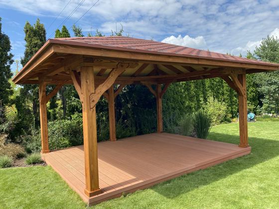 Altana drewniana wolnostojąca, AW073, wymiar 4x5m, kolor teak, pokrycie gont czerwony, dach 4S, barierka brak, realizacja Ciesielnia, zdjęcie 1