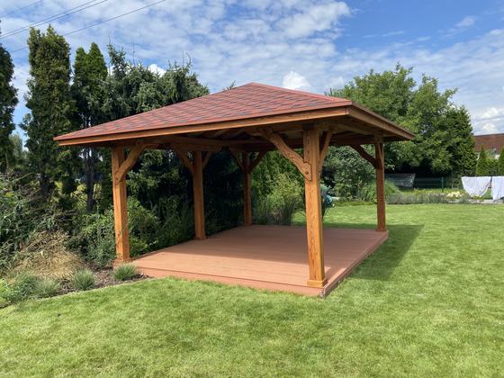 Altana drewniana wolnostojąca, AW073, wymiar 4x5m, kolor teak, pokrycie gont czerwony, dach 4S, barierka brak, realizacja Ciesielnia, zdjęcie 4