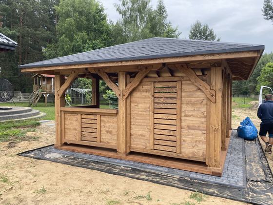 Altana drewniana wolnostojąca, AW074, wymiar 5x6m, kolor orzech, pokrycie gont czarny, dach 4S, barierka B06, realizacja Ciesielnia, zdjęcie 2