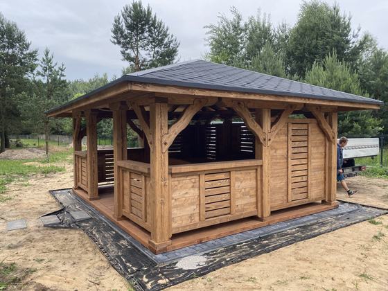 Altana drewniana wolnostojąca, AW074, wymiar 5x6m, kolor orzech, pokrycie gont czarny, dach 4S, barierka B06, realizacja Ciesielnia, zdjęcie 3
