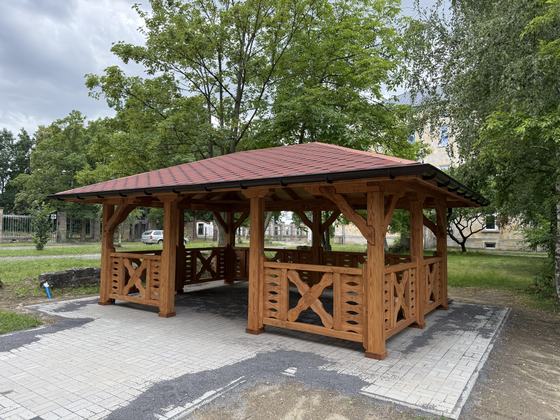 Altana drewniana wolnostojąca, AW077, wymiar 4x6m, kolor kasztan, pokrycie gont czerwony, dach 4S, barierka B04, realizacja Ciesielnia, zdjęcie 1