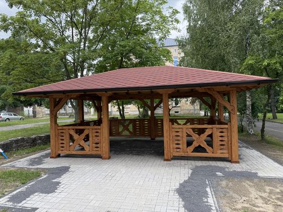 Altana drewniana wolnostojąca, AW077, wymiar 4x6m, kolor kasztan, pokrycie gont czerwony, dach 4S, barierka B04, realizacja Ciesielnia, zdjęcie 2