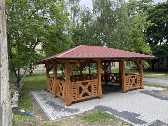 Altana drewniana wolnostojąca, AW077, wymiar 4x6m, kolor kasztan, pokrycie gont czerwony, dach 4S, barierka B04, realizacja Ciesielnia, zdjęcie 3