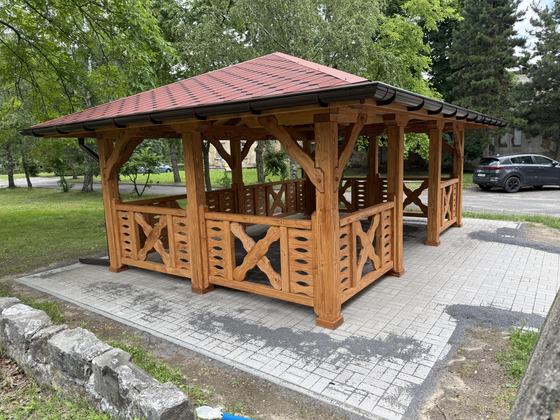 Altana drewniana wolnostojąca, AW077, wymiar 4x6m, kolor kasztan, pokrycie gont czerwony, dach 4S, barierka B04, realizacja Ciesielnia, zdjęcie 4
