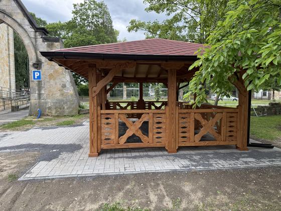 Altana drewniana wolnostojąca, AW077, wymiar 4x6m, kolor kasztan, pokrycie gont czerwony, dach 4S, barierka B04, realizacja Ciesielnia, zdjęcie 5