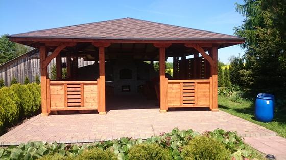 Altana drewniana z grillem, AG002, wymiar 5,7x5,7m, kolor teak, pokrycie gont brazowy, dach 4S, barierka B06, realizacja Ciesielnia, zdjęcie 1