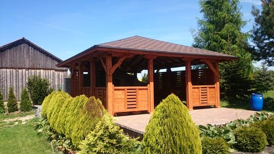 Altana drewniana z grillem, AG002, wymiar 5,7x5,7m, kolor teak, pokrycie gont brazowy, dach 4S, barierka B06, realizacja Ciesielnia, zdjęcie 2