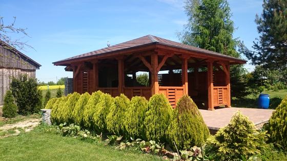 Altana drewniana z grillem, AG002, wymiar 5,7x5,7m, kolor teak, pokrycie gont brazowy, dach 4S, barierka B06, realizacja Ciesielnia, zdjęcie 3