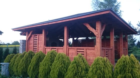 Altana drewniana z grillem, AG002, wymiar 5,7x5,7m, kolor teak, pokrycie gont brazowy, dach 4S, barierka B06, realizacja Ciesielnia, zdjęcie 5