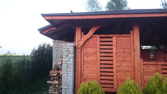 Altana drewniana z grillem, AG002, wymiar 5,7x5,7m, kolor teak, pokrycie gont brazowy, dach 4S, barierka B06, realizacja Ciesielnia, zdjęcie 6