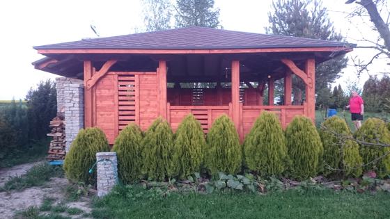 Altana drewniana z grillem, AG002, wymiar 5,7x5,7m, kolor teak, pokrycie gont brazowy, dach 4S, barierka B06, realizacja Ciesielnia, zdjęcie 7