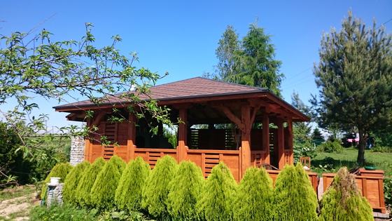 Altana drewniana z grillem, AG002, wymiar 5,7x5,7m, kolor teak, pokrycie gont brazowy, dach 4S, barierka B06, realizacja Ciesielnia, zdjęcie 9
