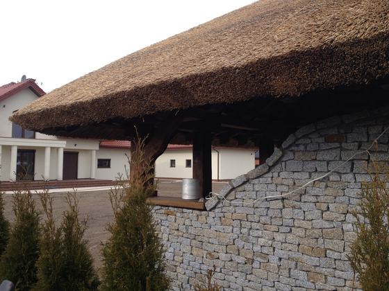 Altana drewniana z grillem, AG003, wymiar 5x7m, kolor orzech, pokrycie trzcina, dach 4S, barierka B02, realizacja Ciesielnia, zdjęcie 3