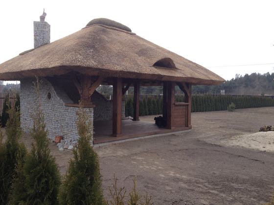 Altana drewniana z grillem, AG003, wymiar 5x7m, kolor orzech, pokrycie trzcina, dach 4S, barierka B02, realizacja Ciesielnia, zdjęcie 6