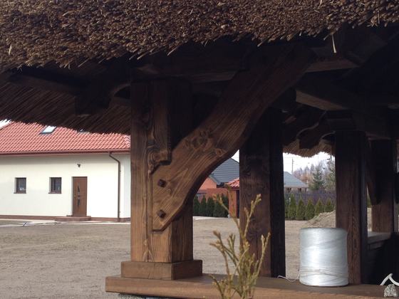 Altana drewniana z grillem, AG003, wymiar 5x7m, kolor orzech, pokrycie trzcina, dach 4S, barierka B02, realizacja Ciesielnia, zdjęcie 9
