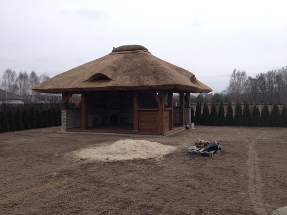 Altana drewniana z grillem, AG003, wymiar 5x7m, kolor orzech, pokrycie trzcina, dach 4S, barierka B02, realizacja Ciesielnia, zdjęcie 11