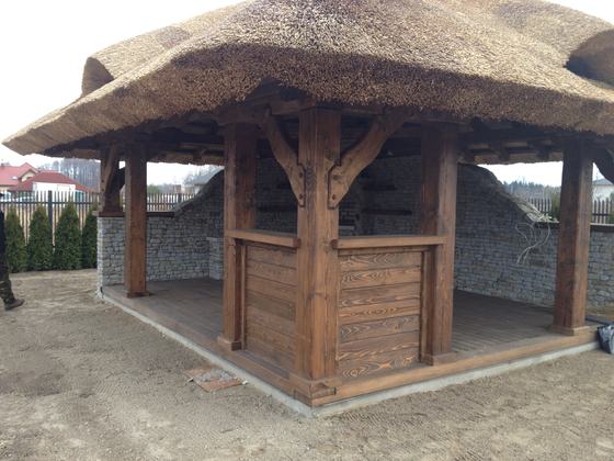 Altana drewniana z grillem, AG003, wymiar 5x7m, kolor orzech, pokrycie trzcina, dach 4S, barierka B02, realizacja Ciesielnia, zdjęcie 12