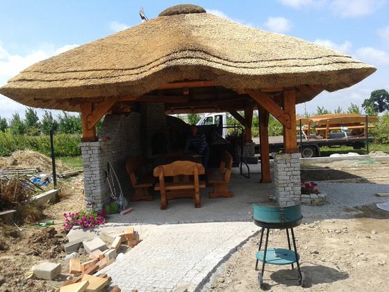 Altana drewniana z grillem, AG004, wymiar 4x6m, kolor orzech, pokrycie trzcina, dach 4S, barierka brak, realizacja Ciesielnia, zdjęcie 1