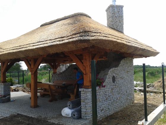 Altana drewniana z grillem, AG004, wymiar 4x6m, kolor orzech, pokrycie trzcina, dach 4S, barierka brak, realizacja Ciesielnia, zdjęcie 2