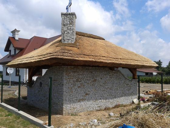 Altana drewniana z grillem, AG004, wymiar 4x6m, kolor orzech, pokrycie trzcina, dach 4S, barierka brak, realizacja Ciesielnia, zdjęcie 3