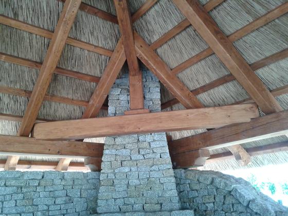 Altana drewniana z grillem, AG004, wymiar 4x6m, kolor orzech, pokrycie trzcina, dach 4S, barierka brak, realizacja Ciesielnia, zdjęcie 5