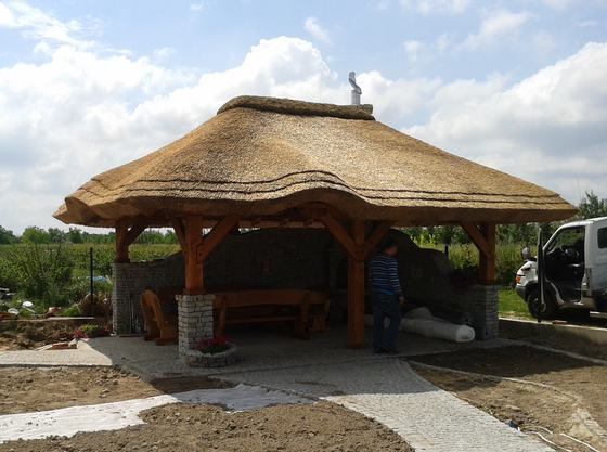 Altana drewniana z grillem, AG004, wymiar 4x6m, kolor orzech, pokrycie trzcina, dach 4S, barierka brak, realizacja Ciesielnia, zdjęcie 6