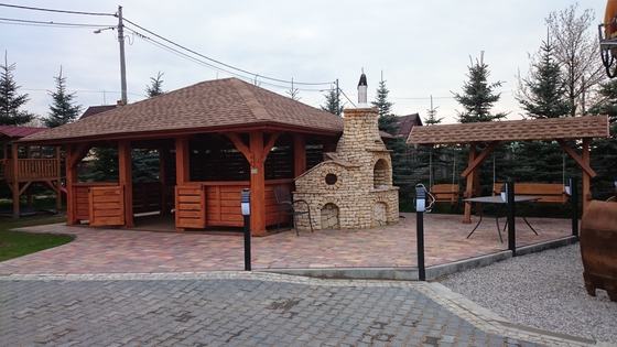 Altana drewniana z grillem, AG005, wymiar 5x6m, kolor teak, pokrycie gont brazowy, dach 4S, barierka B01, realizacja Ciesielnia, zdjęcie 1