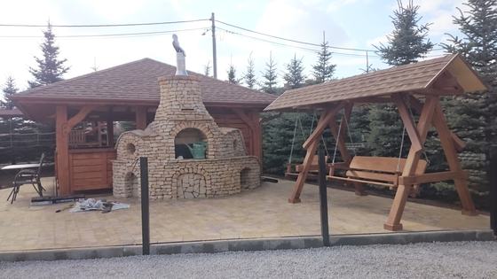 Altana drewniana z grillem, AG005, wymiar 5x6m, kolor teak, pokrycie gont brazowy, dach 4S, barierka B01, realizacja Ciesielnia, zdjęcie 4