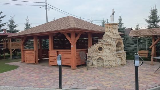 Altana drewniana z grillem, AG005, wymiar 5x6m, kolor teak, pokrycie gont brazowy, dach 4S, barierka B01, realizacja Ciesielnia, zdjęcie 5