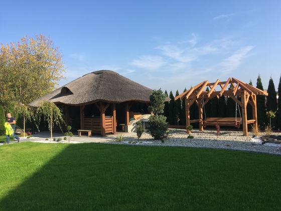 Altana drewniana z grillem, AG010, wymiar 5x6m, kolor orzech, pokrycie trzcina, dach 4S, barierka B01, realizacja Ciesielnia, zdjęcie 2