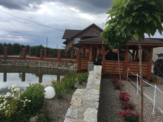 Altana drewniana z grillem, AG011, wymiar 4x6m, kolor kasztan, pokrycie gont brazowy, dach 4S, barierka B01, realizacja Ciesielnia, zdjęcie 2
