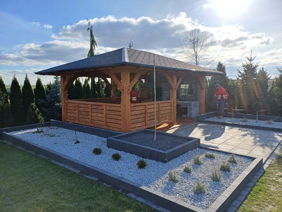 Altana drewniana z grillem, AG013, wymiar 4x6m, kolor teak, pokrycie gont czarny, dach 4S, barierka B02, realizacja Ciesielnia, zdjęcie 1