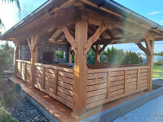 Altana drewniana z grillem, AG013, wymiar 4x6m, kolor teak, pokrycie gont czarny, dach 4S, barierka B02, realizacja Ciesielnia, zdjęcie 2
