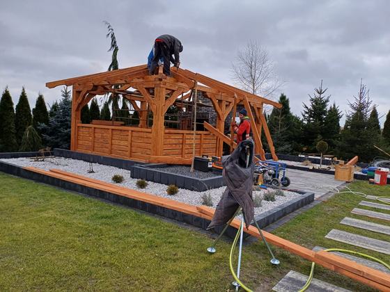 Altana drewniana z grillem, AG013, wymiar 4x6m, kolor teak, pokrycie gont czarny, dach 4S, barierka B02, realizacja Ciesielnia, zdjęcie 4