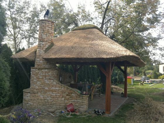 Altana drewniana z grillem, AG014, wymiar 4x5m, kolor kasztan, pokrycie trzcina, dach 4S, barierka brak, realizacja Ciesielnia, zdjęcie 1