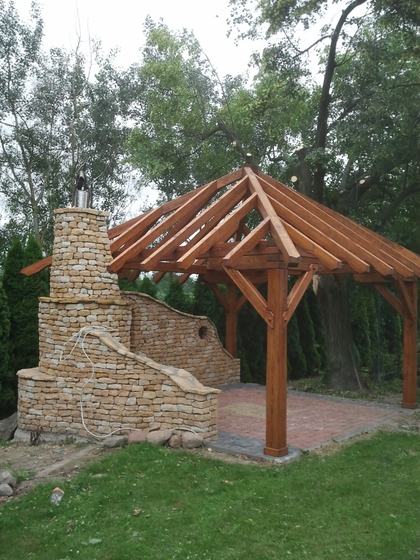 Altana drewniana z grillem, AG014, wymiar 4x5m, kolor kasztan, pokrycie trzcina, dach 4S, barierka brak, realizacja Ciesielnia, zdjęcie 3
