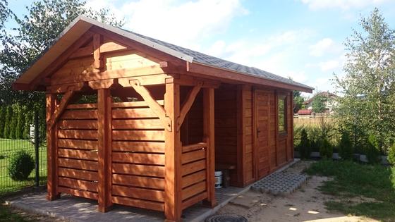 Drewutnia lub konstrukcja użytkowa z drewna, DU001, wymiar 3x5m, kolor teak, pokrycie gont szary, dach 2S, barierka B01+PELNA-SCIANA, realizacja Ciesielnia, zdjęcie 3