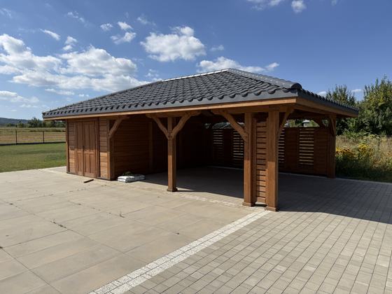 Drewutnia lub konstrukcja użytkowa z drewna, DU002, wymiar 5,6x8,9m, kolor kasztan, pokrycie blacha, barierka B06, realizacja Ciesielnia, zdjęcie 1