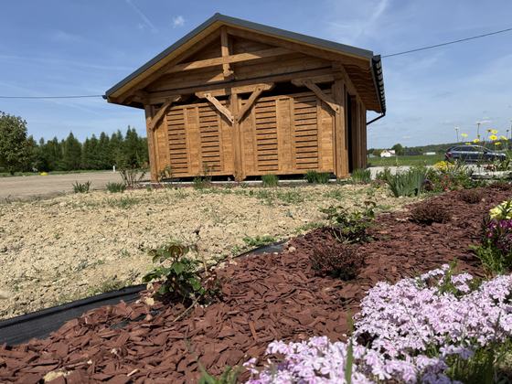 Drewutnia lub konstrukcja użytkowa z drewna, DU004, wymiar 5x8m, kolor orzech, dach 2S, barierka B06+PELNA-SCIANA, realizacja Ciesielnia, zdjęcie 2