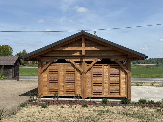 Drewutnia lub konstrukcja użytkowa z drewna, DU004, wymiar 5x8m, kolor orzech, dach 2S, barierka B06+PELNA-SCIANA, realizacja Ciesielnia, zdjęcie 3
