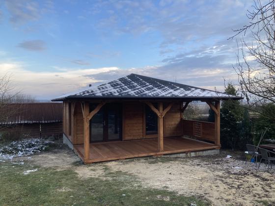 Drewutnia lub konstrukcja użytkowa z drewna, DU005, wymiar 6,6x8m, kolor orzech, pokrycie gont czarny, dach 4S, ściany pelna sciana, realizacja Ciesielnia, zdjęcie 1