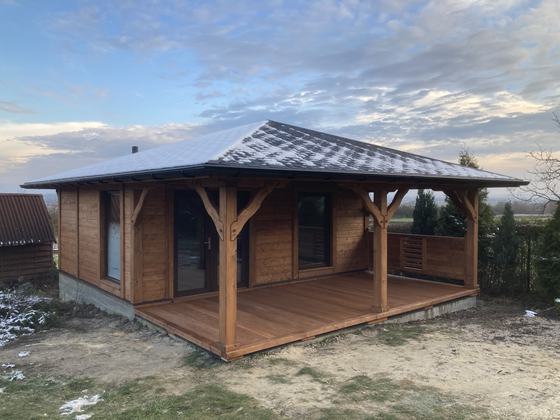 Drewutnia lub konstrukcja użytkowa z drewna, DU005, wymiar 6,6x8m, kolor orzech, pokrycie gont czarny, dach 4S, ściany pelna sciana, realizacja Ciesielnia, zdjęcie 2