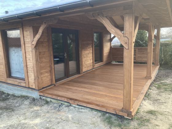 Drewutnia lub konstrukcja użytkowa z drewna, DU005, wymiar 6,6x8m, kolor orzech, pokrycie gont czarny, dach 4S, ściany pelna sciana, realizacja Ciesielnia, zdjęcie 3