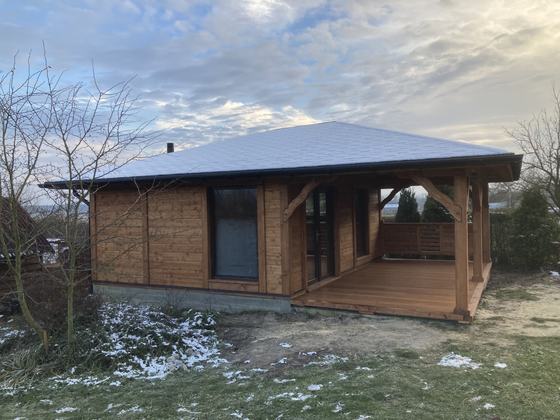 Drewutnia lub konstrukcja użytkowa z drewna, DU005, wymiar 6,6x8m, kolor orzech, pokrycie gont czarny, dach 4S, ściany pelna sciana, realizacja Ciesielnia, zdjęcie 5