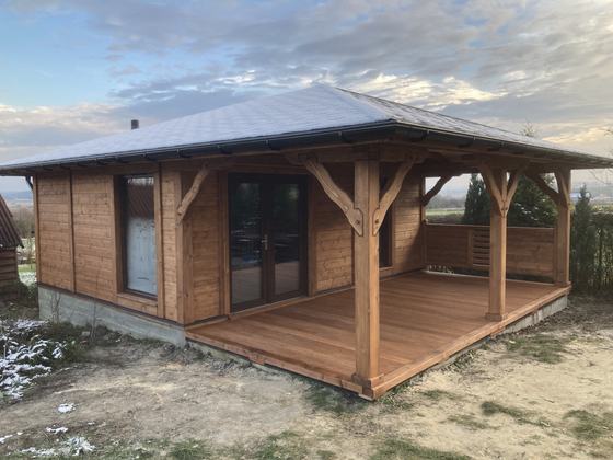 Drewutnia lub konstrukcja użytkowa z drewna, DU005, wymiar 6,6x8m, kolor orzech, pokrycie gont czarny, dach 4S, ściany pelna sciana, realizacja Ciesielnia, zdjęcie 6