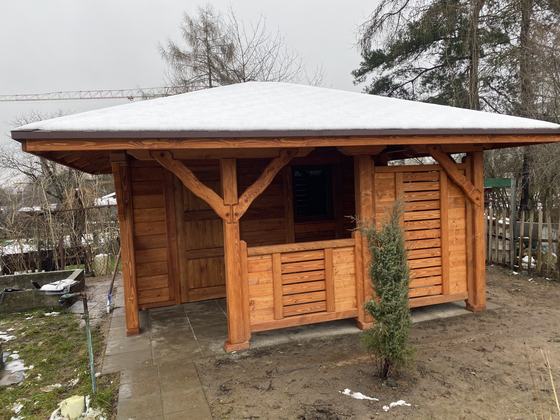 Drewutnia lub konstrukcja użytkowa z drewna, DU006, wymiar 4x4,6m, kolor teak, dach 4S, barierka B06+PELNA-SCIANA, realizacja Ciesielnia, zdjęcie 1
