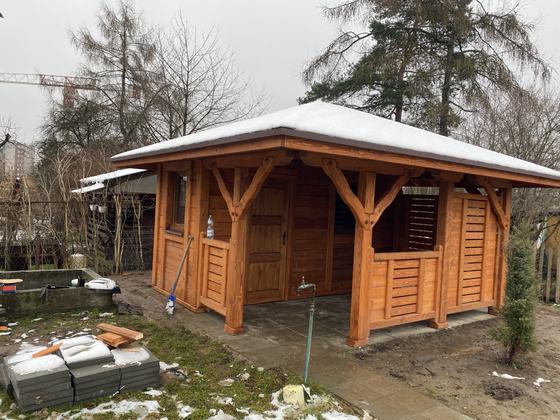Drewutnia lub konstrukcja użytkowa z drewna, DU006, wymiar 4x4,6m, kolor teak, dach 4S, barierka B06+PELNA-SCIANA, realizacja Ciesielnia, zdjęcie 2
