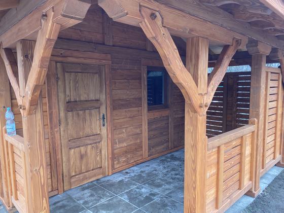Drewutnia lub konstrukcja użytkowa z drewna, DU006, wymiar 4x4,6m, kolor teak, dach 4S, barierka B06+PELNA-SCIANA, realizacja Ciesielnia, zdjęcie 4