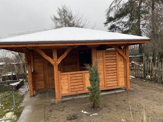 Drewutnia lub konstrukcja użytkowa z drewna, DU006, wymiar 4x4,6m, kolor teak, dach 4S, barierka B06+PELNA-SCIANA, realizacja Ciesielnia, zdjęcie 5
