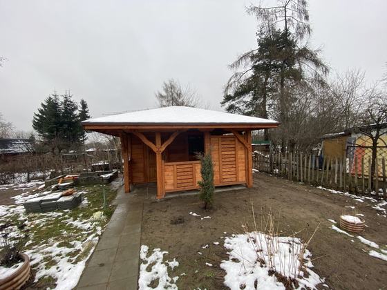 Drewutnia lub konstrukcja użytkowa z drewna, DU006, wymiar 4x4,6m, kolor teak, dach 4S, barierka B06+PELNA-SCIANA, realizacja Ciesielnia, zdjęcie 6